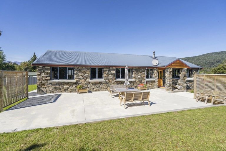 Photo of property in 15 Home Street, Manapouri, 9679