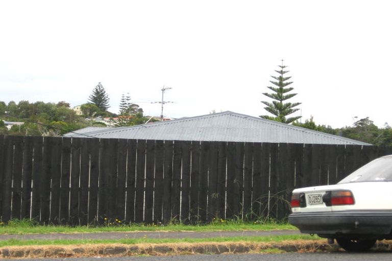 Photo of property in 1/107 Stanley Road, Glenfield, Auckland, 0629