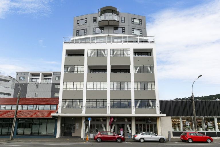 Photo of property in Endeavour Apartments, 18/125 Thorndon Quay, Pipitea, Wellington, 6011