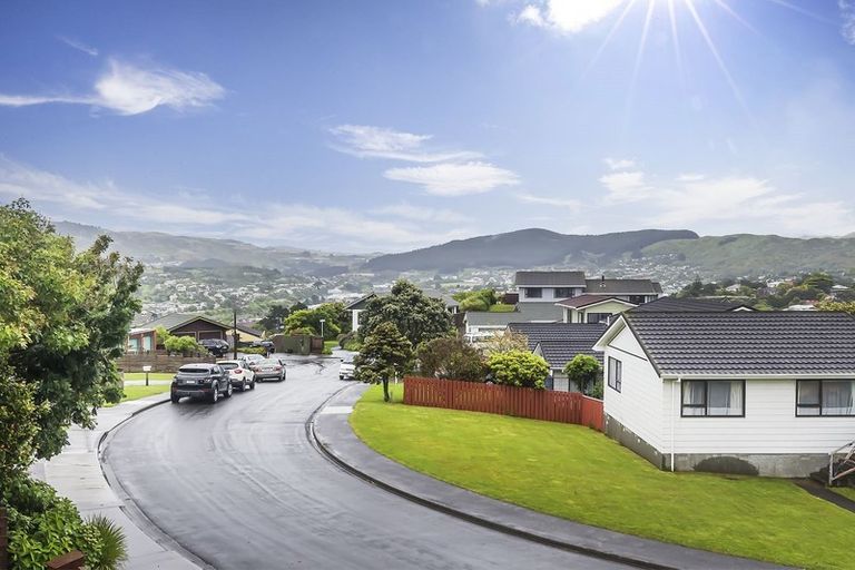 Photo of property in 4 Deveron Place, Tawa, Wellington, 5028