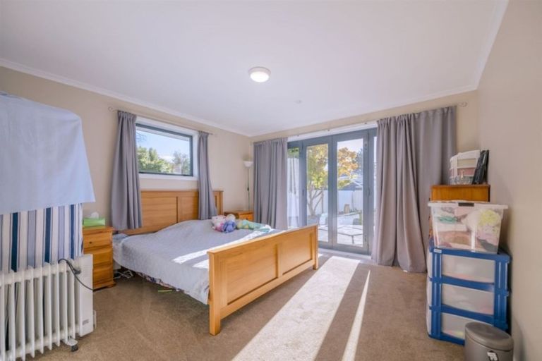 Photo of property in 8 Shirldale Place, Avonhead, Christchurch, 8042