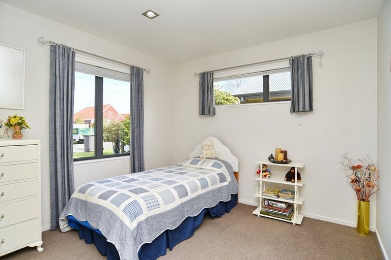 Photo of property in 8 Sheraton Place, Redwood, Christchurch, 8051