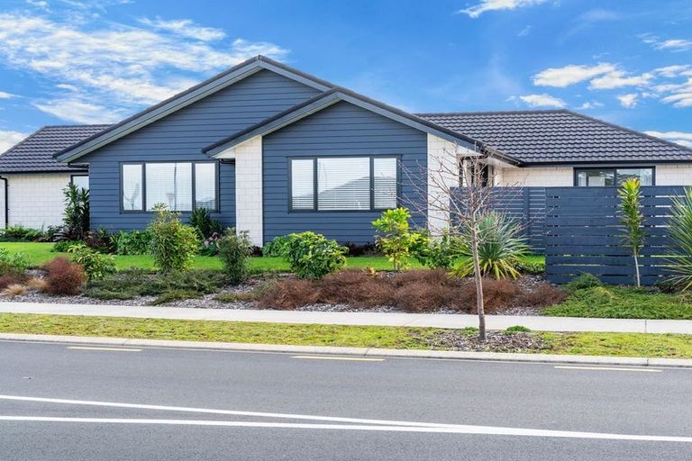 Photo of property in 98 Kaurinui Crescent, One Tree Point, 0118