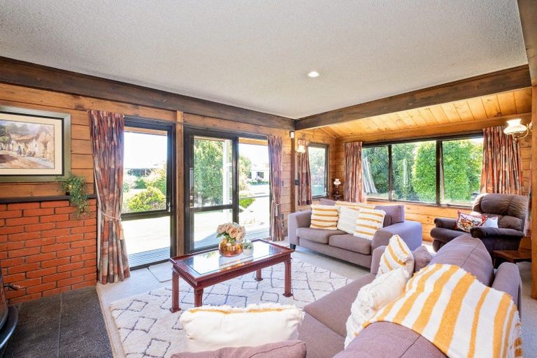 Photo of property in 12 Deakin Place, Clive, 4102