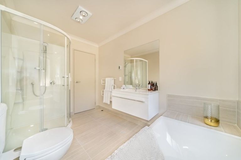 Photo of property in 2 Brindle Way, Newlands, Wellington, 6037