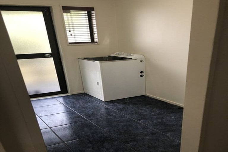 Photo of property in 3 Thalia Place, Totara Vale, Auckland, 0629