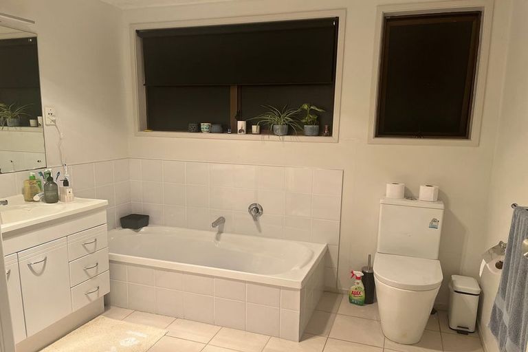 Photo of property in 36 Deverell Place, Northcross, Auckland, 0632
