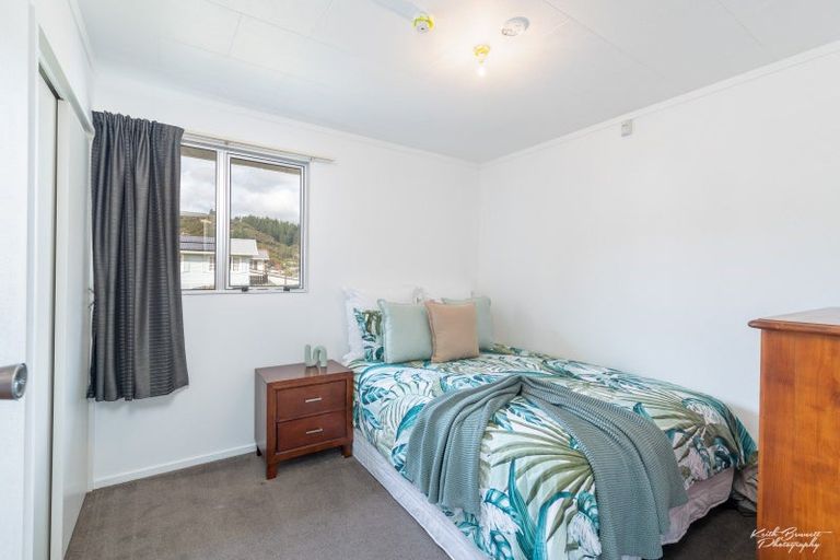 Photo of property in 43 Blueberry Grove, Timberlea, Upper Hutt, 5018