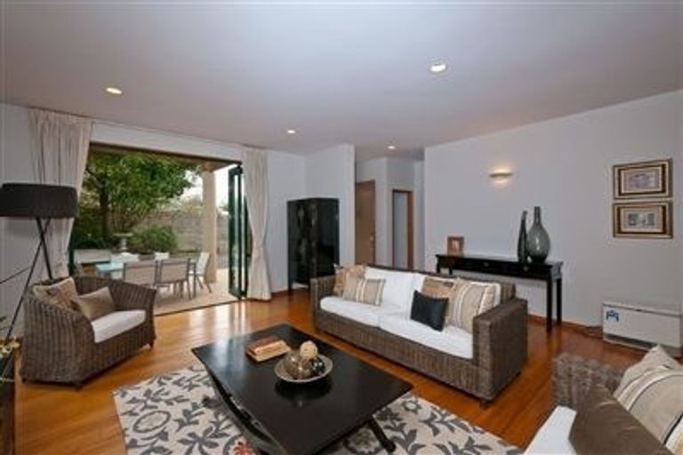 Photo of property in 2/15 Seacliffe Avenue, Belmont, Auckland, 0622