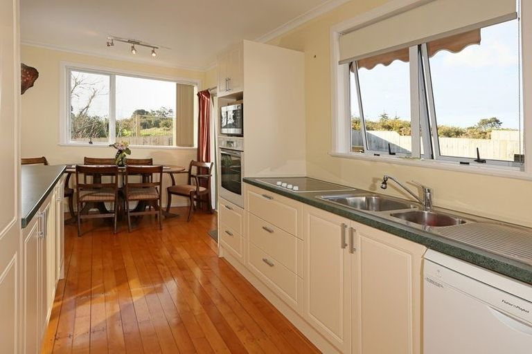 Photo of property in 11 Sheehan Road, Te Atatu South, Auckland, 0610