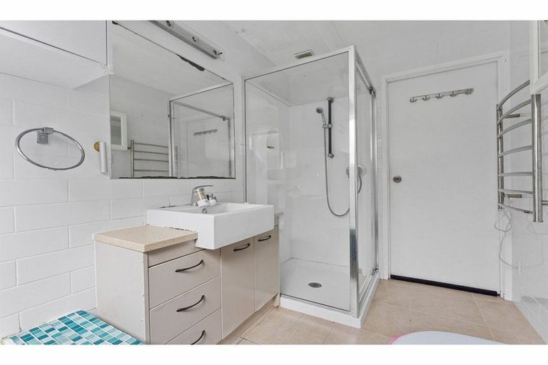 Photo of property in 1/33 Sapphire Place, Bayview, Auckland, 0629