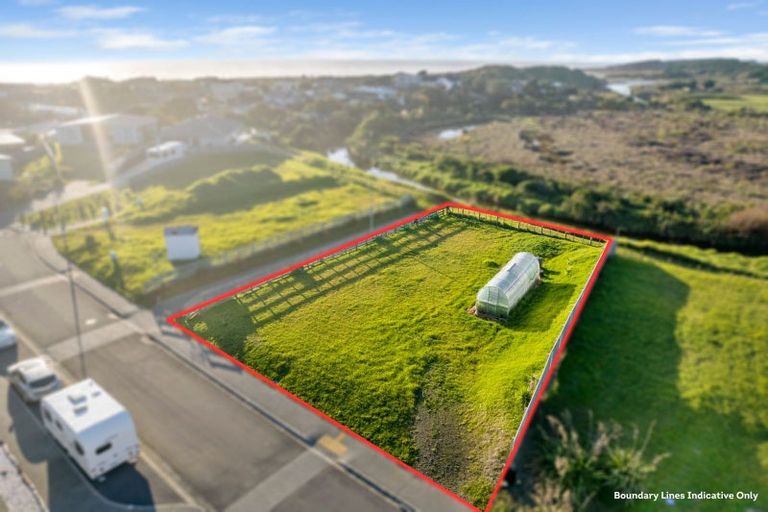 Photo of property in 15 Seagrass Place, Otaki Beach, Otaki, 5512