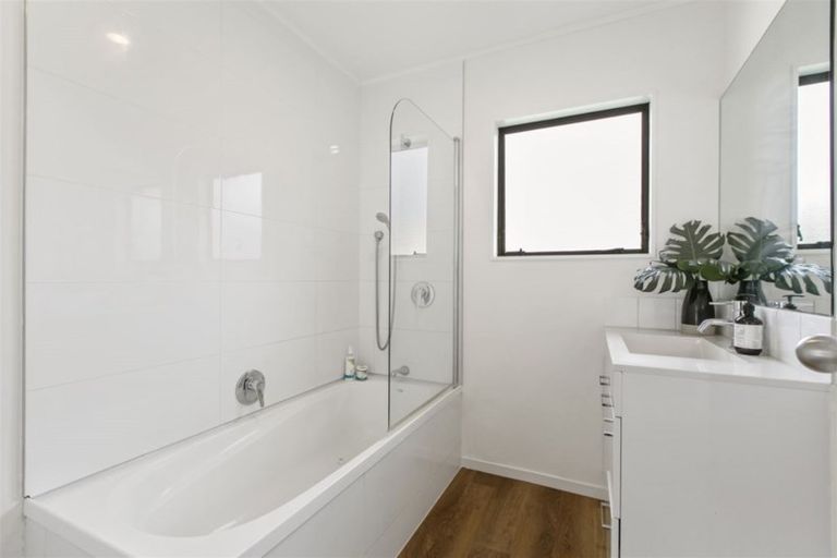 Photo of property in 1/95 Hobsonville Road, West Harbour, Auckland, 0618