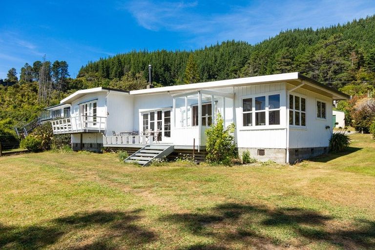 Photo of property in 15 Mccormicks Road, Whatamango Bay, Picton, 7281
