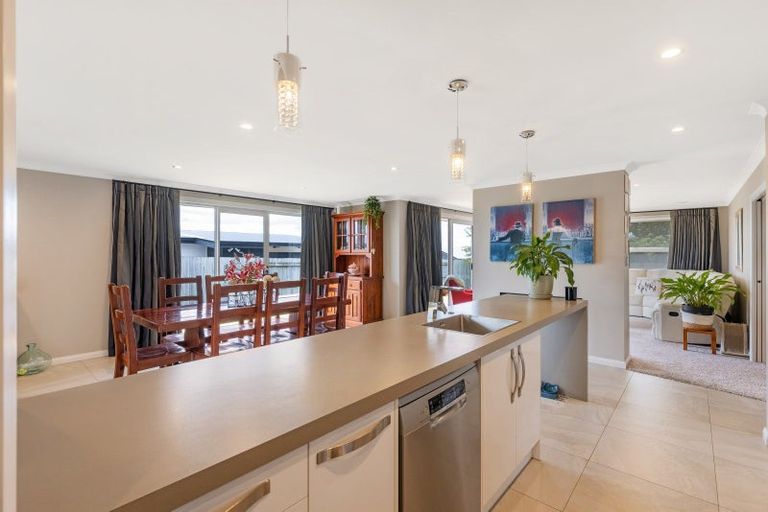 Photo of property in 11 Monaco Grove, Fitzherbert, Palmerston North, 4410