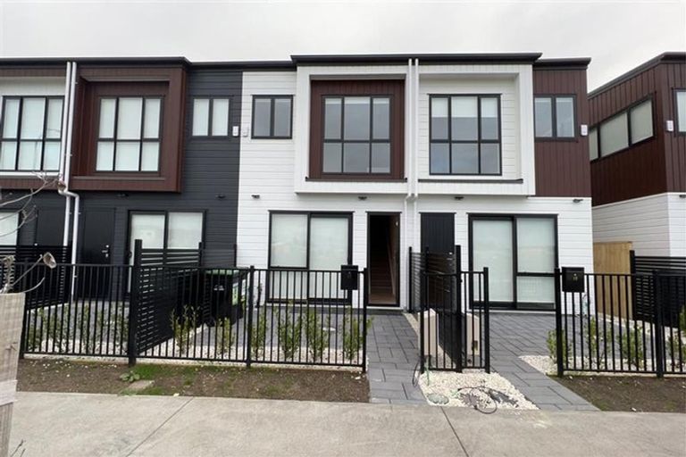 Photo of property in 17 Aramata Road, Papakura, 2110