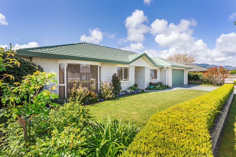 Photo of property in 69 Guildford Drive, Paraparaumu, 5032