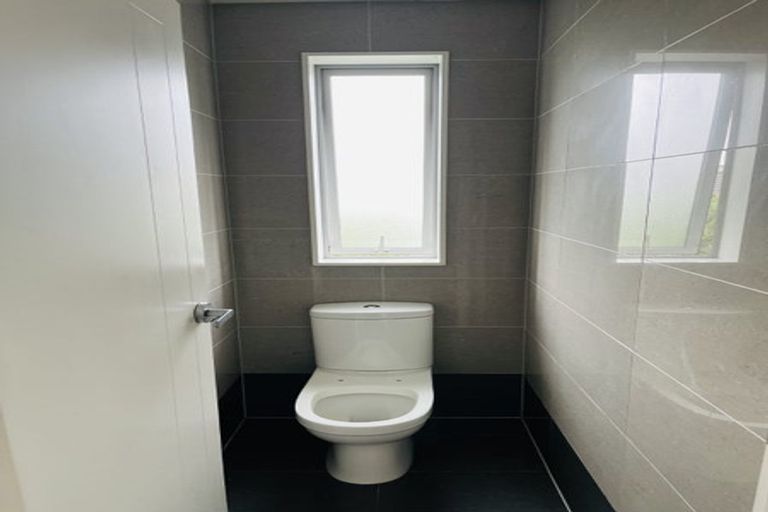 Photo of property in 8 The Rosebowl, Sunnyhills, Auckland, 2010