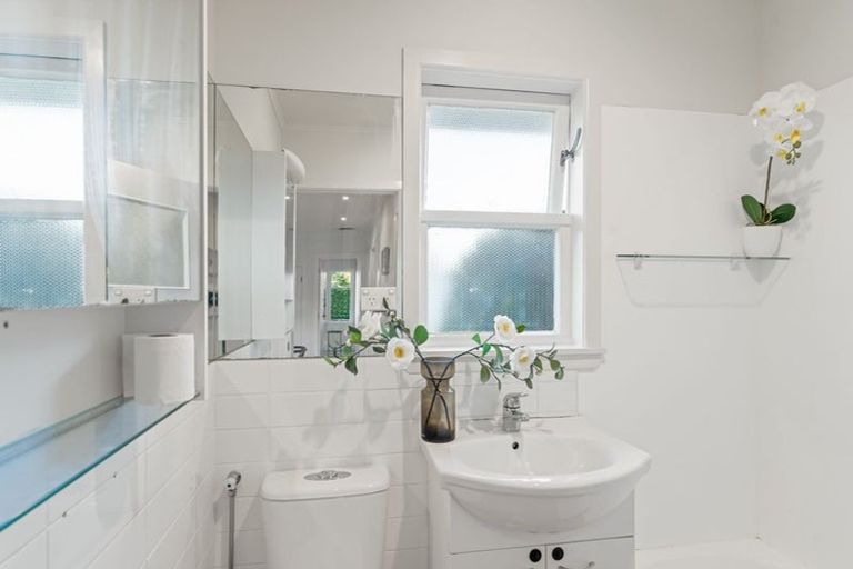 Photo of property in 18 Durham Street, Te Atatu Peninsula, Auckland, 0610