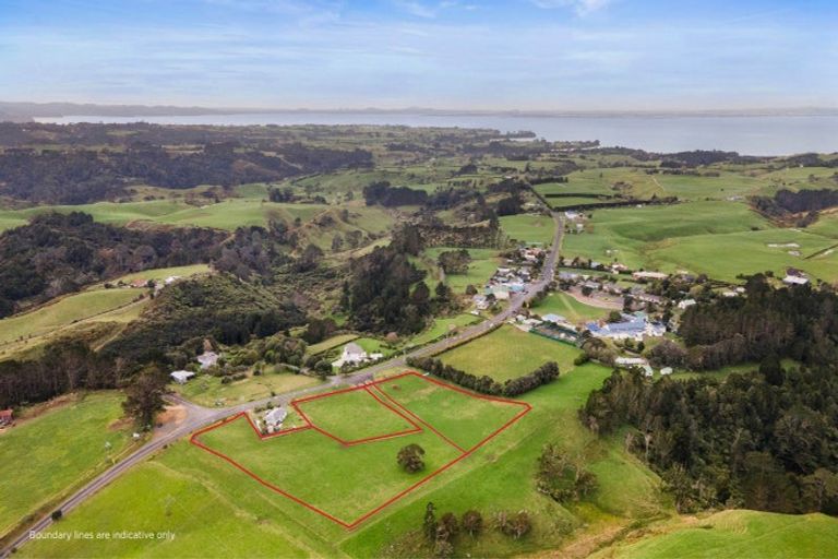 Photo of property in 2590 Awhitu Road, Awhitu, 2684