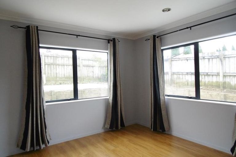 Photo of property in 72 Glenveagh Park Drive, Weymouth, Auckland, 2103