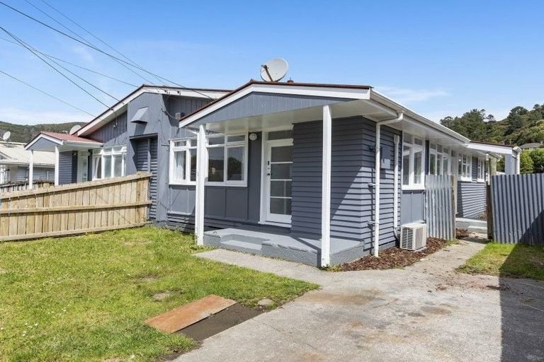Photo of property in 35 Hanson Grove, Stokes Valley, Lower Hutt, 5019