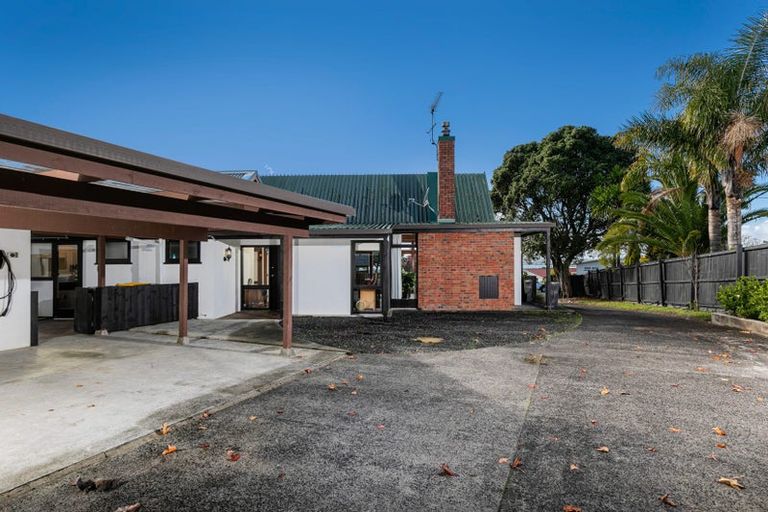 Photo of property in 15 Fairlea Road, Te Atatu South, Auckland, 0610