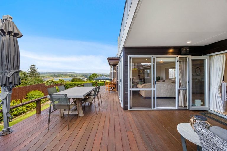 Photo of property in 3 Pounamu Place, Shelly Park, Auckland, 2014