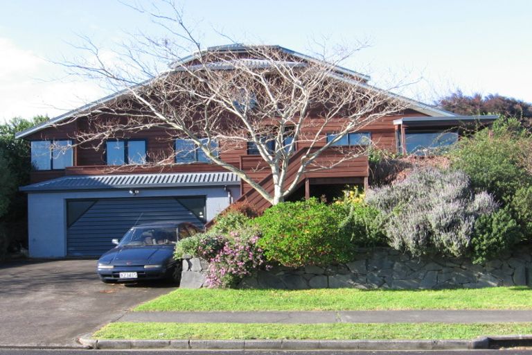 Photo of property in 14 Ewhurst Place, Goodwood Heights, Auckland, 2105