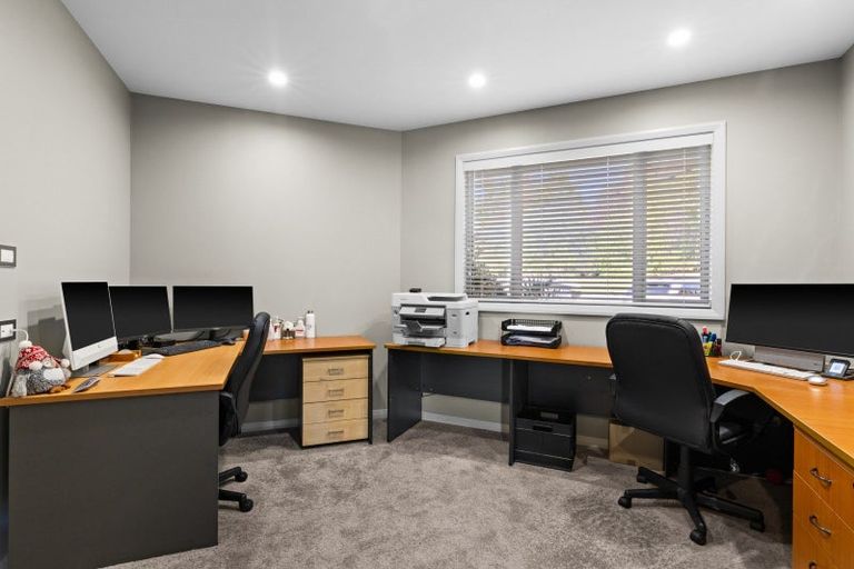 Photo of property in 12 Spur Road, Havelock North, 4130