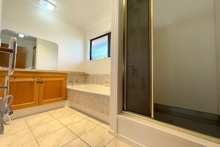 Photo of property in 86 Dalwhinnie Parade, Highland Park, Auckland, 2010