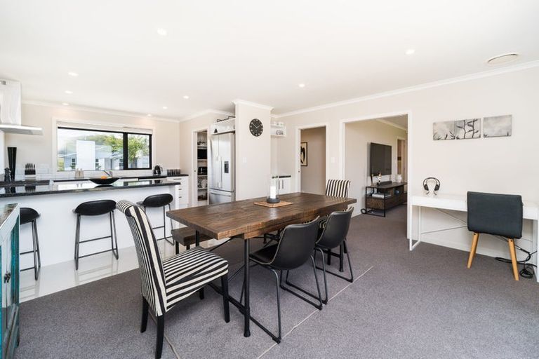 Photo of property in 11 Atlantic Drive, Fitzherbert, Palmerston North, 4410