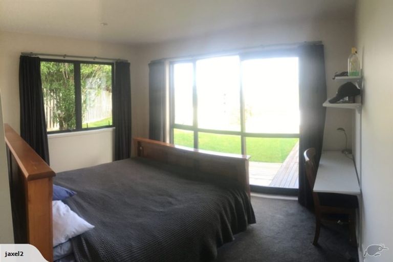 Photo of property in 29 Deverell Place, Northcross, Auckland, 0632