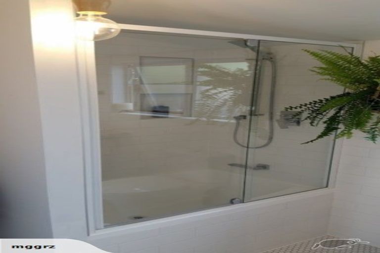 Photo of property in 1/4 Tawa Road, Te Atatu Peninsula, Auckland, 0610