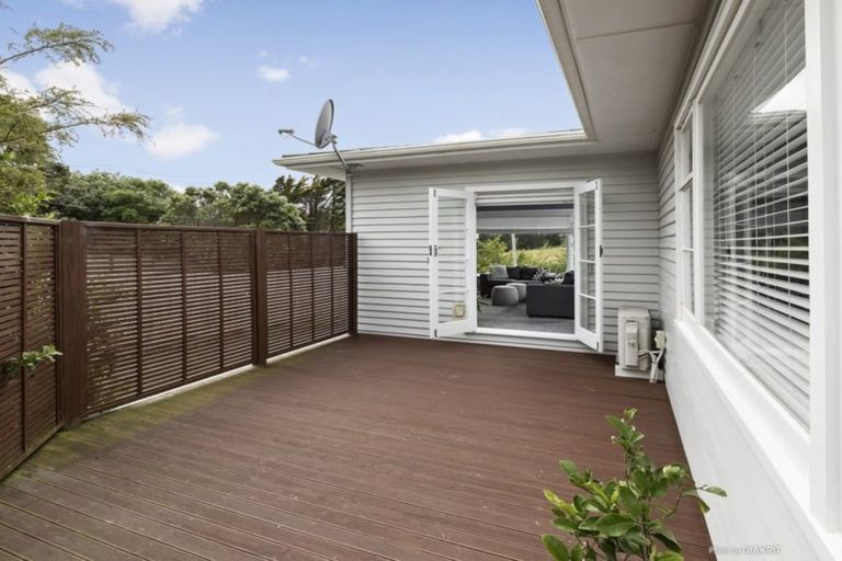Photo of property in 11 Pinkerton Grove, Newlands, Wellington, 6037