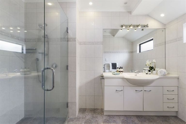 Photo of property in 22 The Esplanade, Eastern Beach, Auckland, 2012