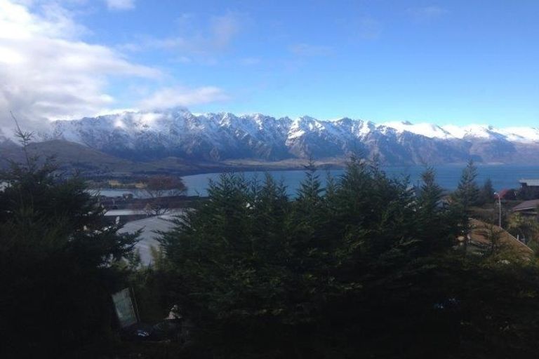 Photo of property in 11 Wynyard Crescent, Fernhill, Queenstown, 9300