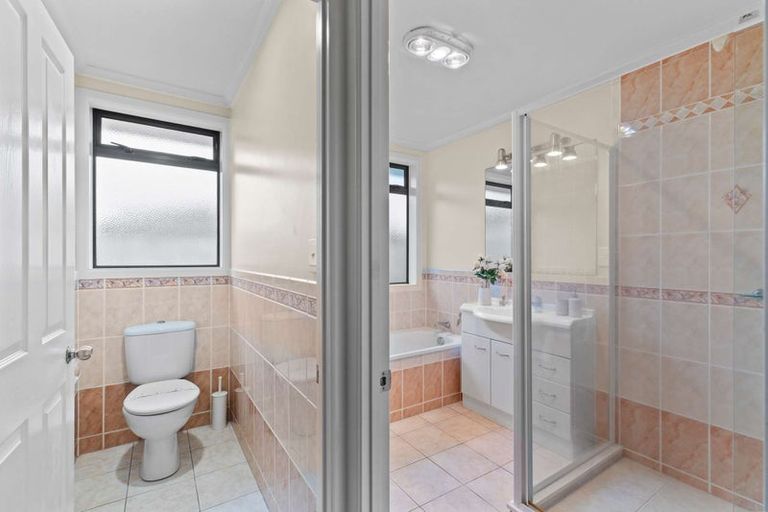 Photo of property in 24 Mt Lebanon Crescent, The Gardens, Auckland, 2105