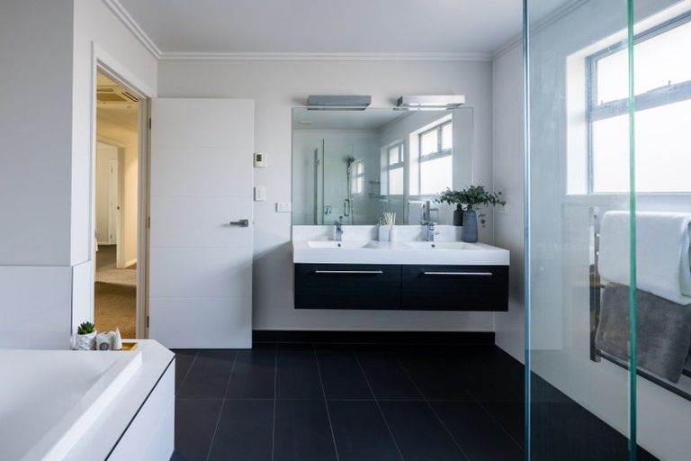 Photo of property in 142 Saint James Drive, Huntington, Hamilton, 3210