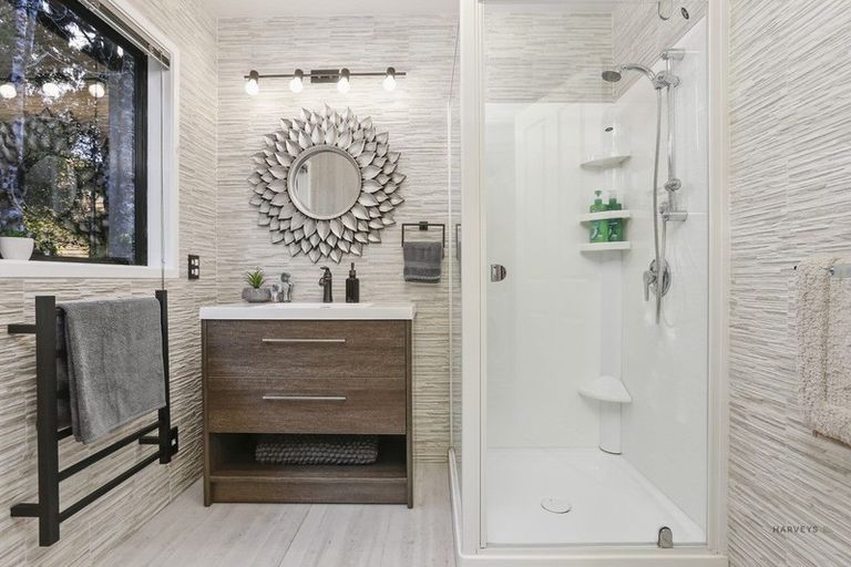 Photo of property in 32 Turanga Road, Henderson Valley, Auckland, 0612