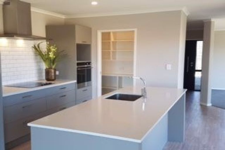 Photo of property in 5 Oakmont Crescent, Waiwhakaiho, New Plymouth, 4312