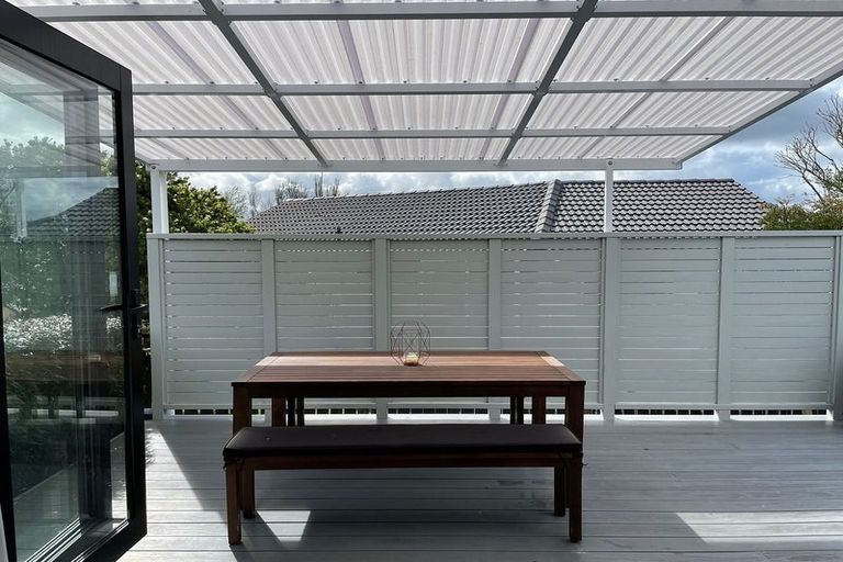 Photo of property in 32 Meadowood Drive, Unsworth Heights, Auckland, 0632