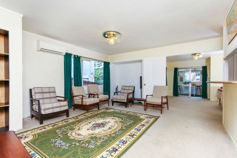 Photo of property in 121 Kemp Road, Massey, Auckland, 0614