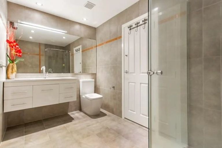 Photo of property in 16 Lucas Place, Weymouth, Auckland, 2103