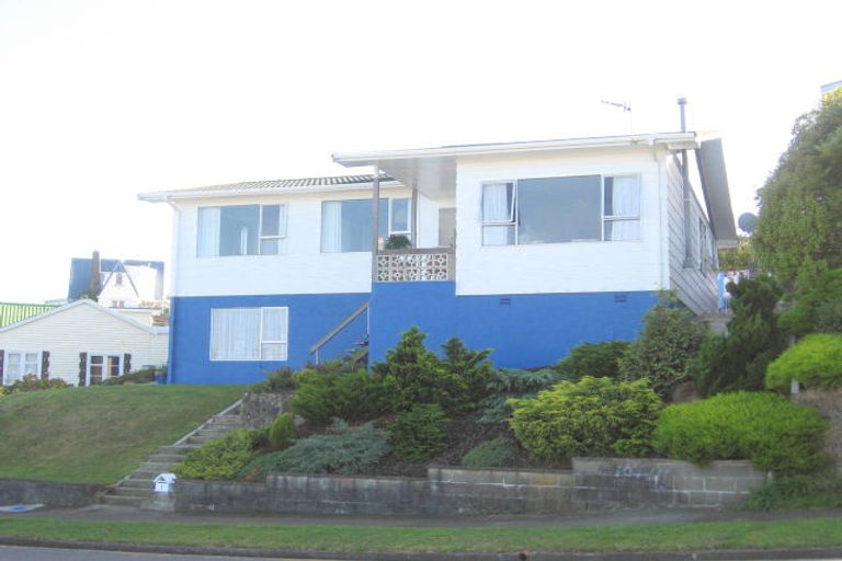 Photo of property in 1 Gloaming Hill, Titahi Bay, Porirua, 5022