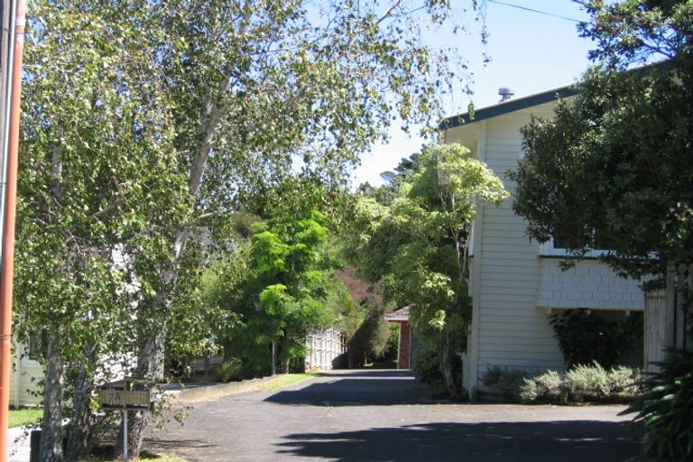 Photo of property in 2/7 Wernham Place, Northcote, Auckland, 0626