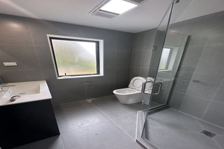 Photo of property in 8a Lynn Road, Bayview, Auckland, 0629