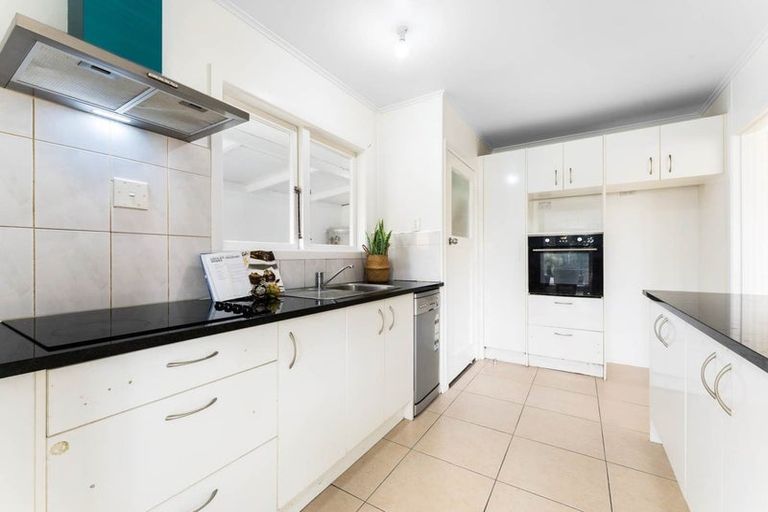 Photo of property in 4 Kirrie Avenue, Te Atatu South, Auckland, 0610