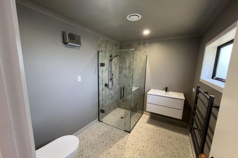 Photo of property in 15 Sequoia Grove, Merrilands, New Plymouth, 4312