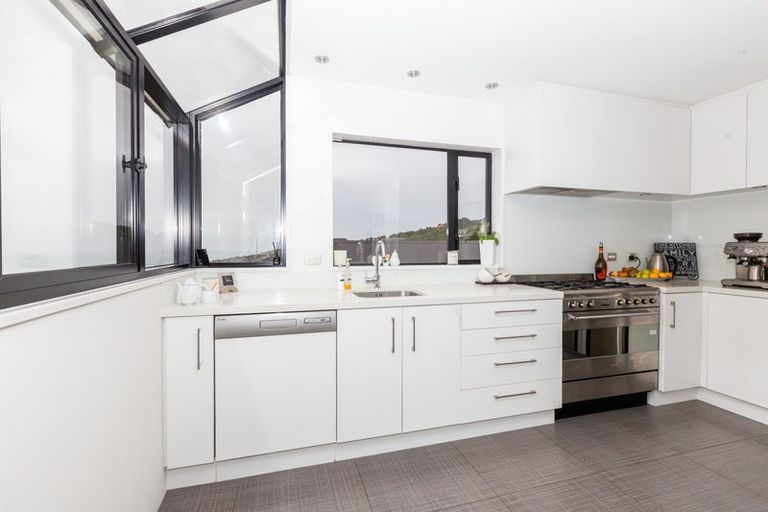 Photo of property in 30 Drayton Drive, Mount Pleasant, Christchurch, 8081